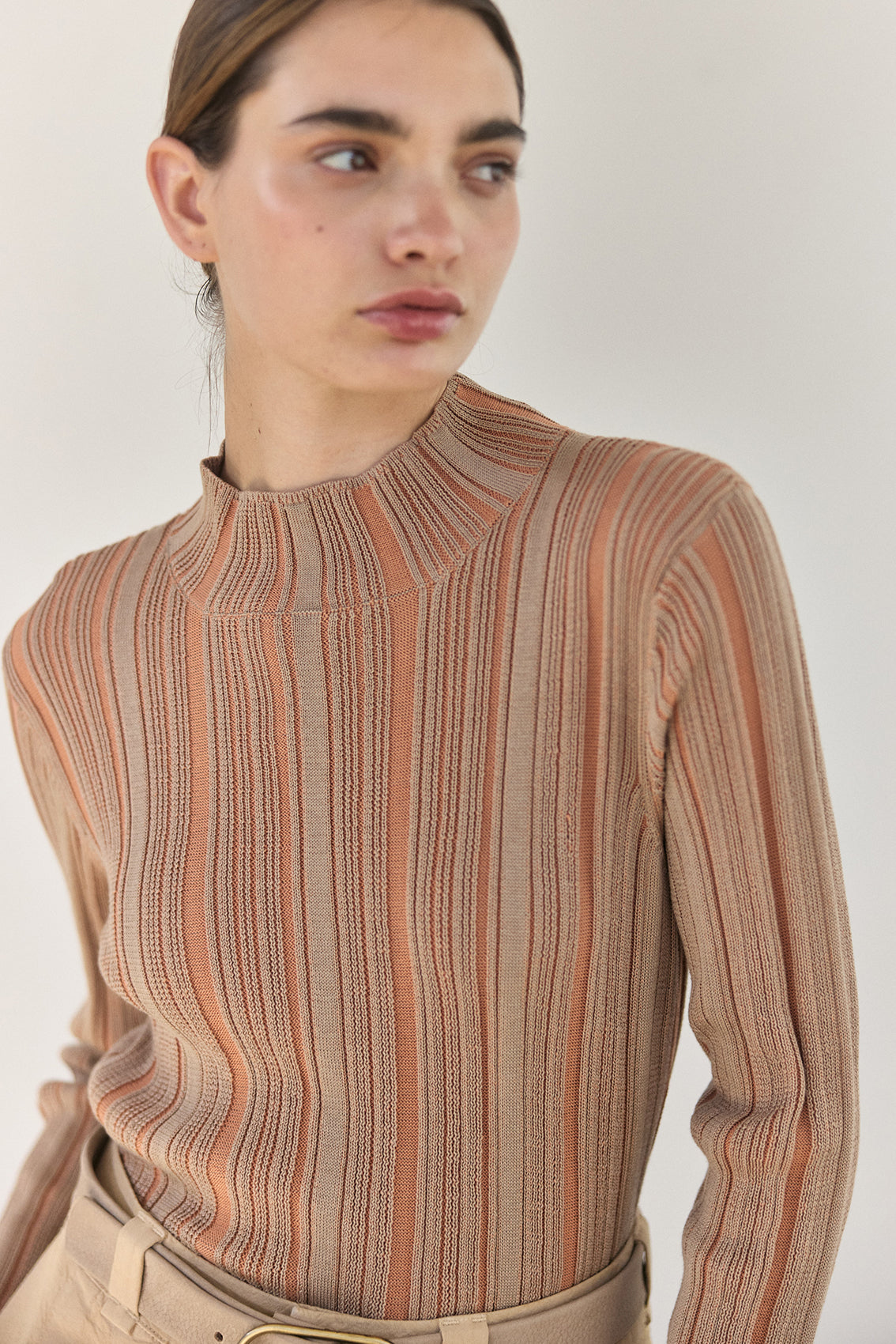 Top Medio Cuello Tejido Surcos Algodón Pima - Arena/Cobre