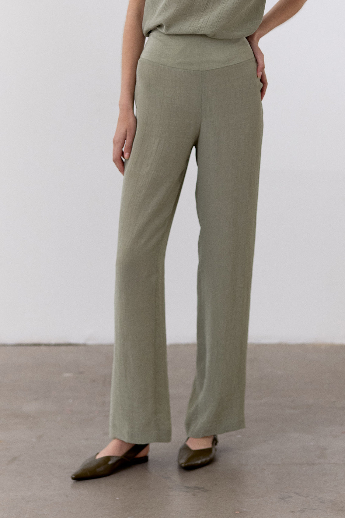 Pantalón Pretina Curva Lyocell Corrugado - Musgo