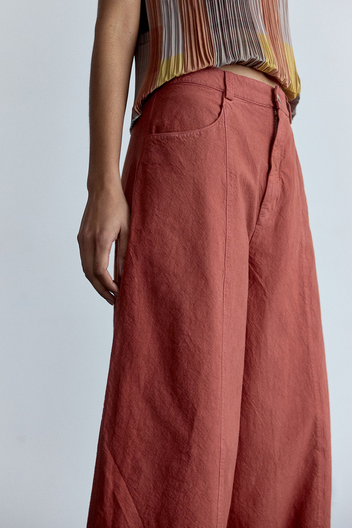 [COMING SOON] Pantalón Ancho Algodón Rugoso - Grosella