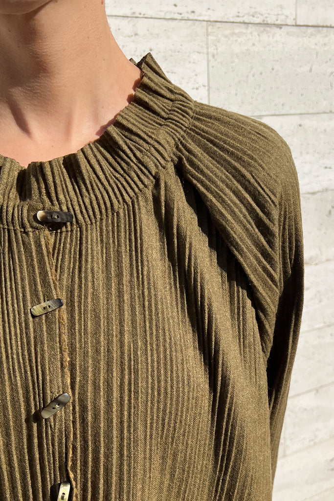 Chaqueta Plisada Lana Reciclada con Botones de Cacho - Oliva