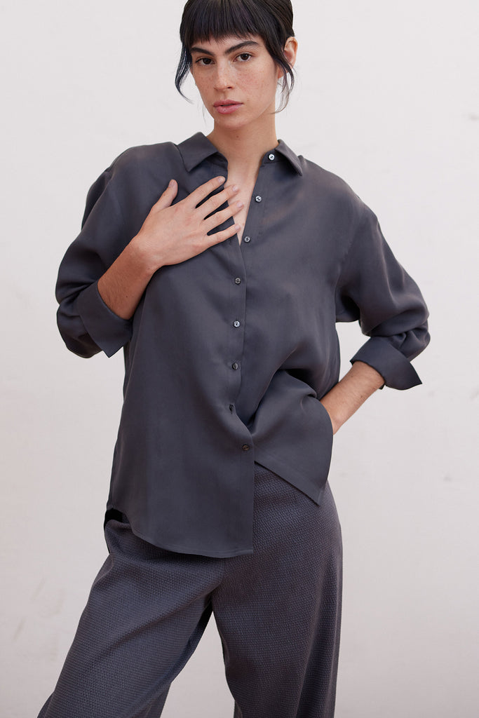 Blusa Cuello Punta Cupro - Carbón