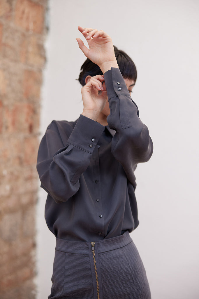 Blusa Cuello Punta Cupro - Carbón